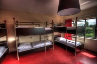 ein Zimmer mit 8 Betten