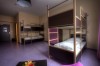 ein Zimmer mit 8 Betten