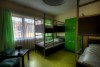ein Zimmer mit 8 Betten